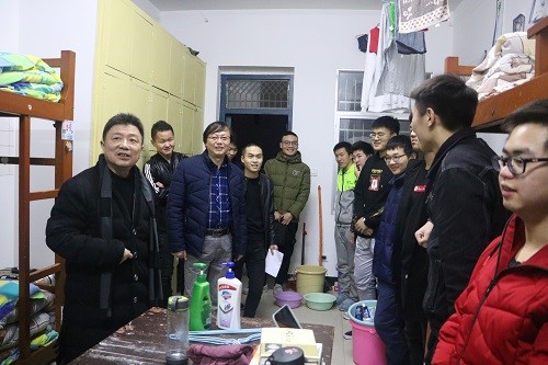 郑院长,王书记和刘老师慰问2018级学生.jpg