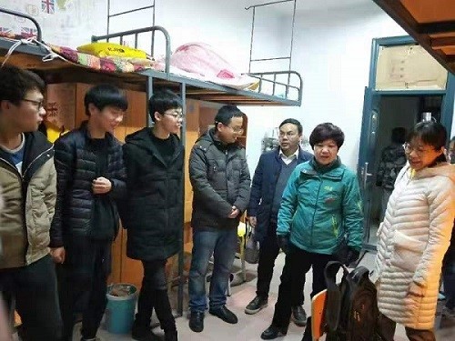 丁书记,周老师和郭老师慰问2017级学生.jpg