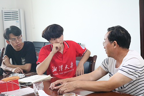 .实践团队正在与安乐村村委会交谈,了解村里的情况.JPG